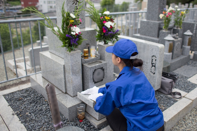 お墓参り代行サービスとは 具体的な内容や特徴を解説 岡山 広島でお墓づくり 墓じまいなら お墓の施工実績5万件の東洋石材工芸社